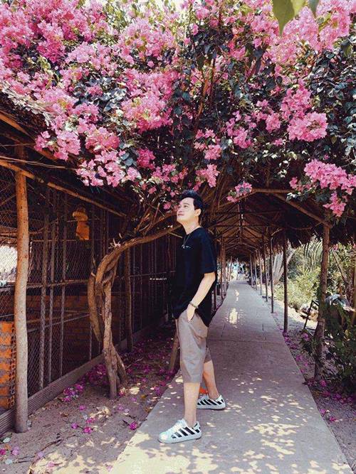 Chẳng mặn mà showbiz, Hoàng tử sơn ca Quang Vinh đi khắp nơi, ăn toàn món lạ đời-2