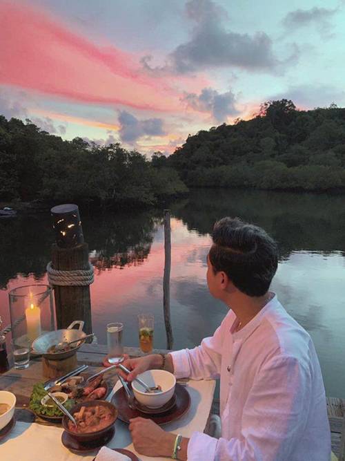 Chẳng mặn mà showbiz, Hoàng tử sơn ca Quang Vinh đi khắp nơi, ăn toàn món lạ đời-4