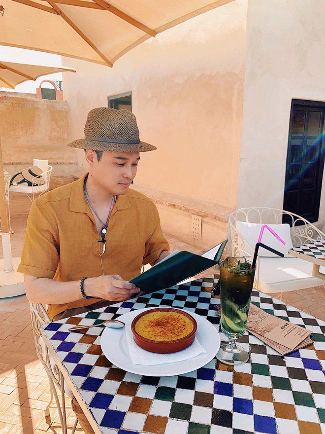 Chẳng mặn mà showbiz, Hoàng tử sơn ca Quang Vinh đi khắp nơi, ăn toàn món lạ đời-13