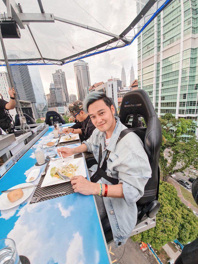 Chẳng mặn mà showbiz, Hoàng tử sơn ca Quang Vinh đi khắp nơi, ăn toàn món lạ đời-17