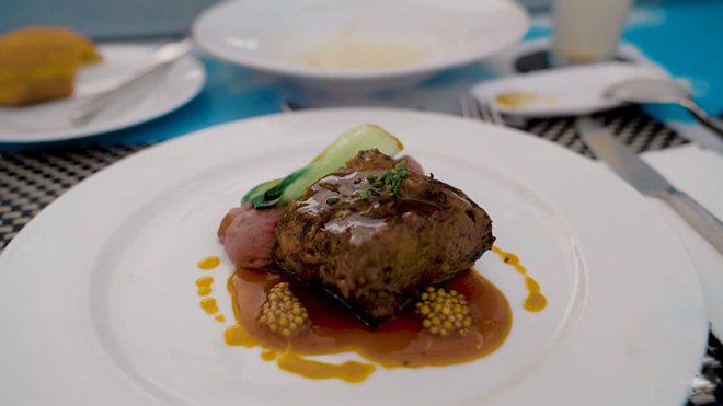 Chẳng mặn mà showbiz, Hoàng tử sơn ca Quang Vinh đi khắp nơi, ăn toàn món lạ đời-19