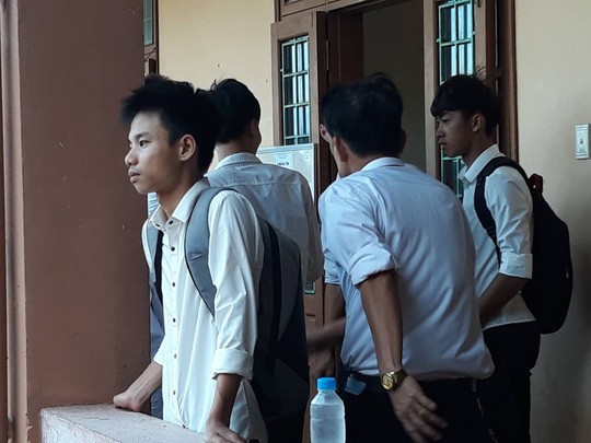 Nam sinh nén nỗi đau mất cha tham dự kỳ thi THPT Quốc gia 2019-1