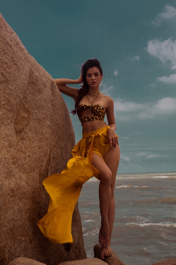 Phương Trinh Jolie tập Yoga trên mỏm đá, khiến ai cũng trầm trồ vì quá sexy-1