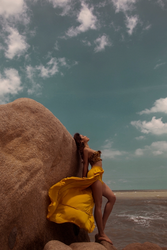 Phương Trinh Jolie tập Yoga trên mỏm đá, khiến ai cũng trầm trồ vì quá sexy-2