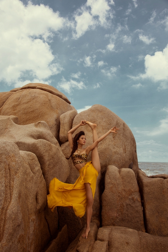 Phương Trinh Jolie tập Yoga trên mỏm đá, khiến ai cũng trầm trồ vì quá sexy-15