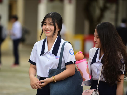 Những nụ hôn vội cha mẹ trao con trước cổng trường thi: Con đã cố gắng hết sức rồi, về nhà ăn cơm với mẹ thôi!-17