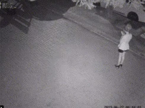 Clip: Cô gái đi chơi về khuya bỗng bị người đàn ông lạ mặt lao ra đấm đá liên tục vào đầu khiến MXH bức xúc-2