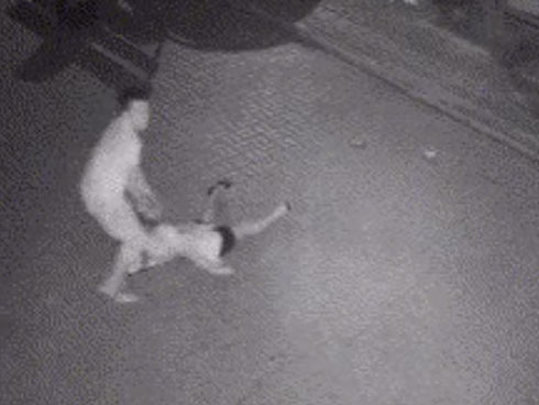 Clip: Cô gái đi chơi về khuya bỗng bị người đàn ông lạ mặt lao ra đấm đá liên tục vào đầu khiến MXH bức xúc-3