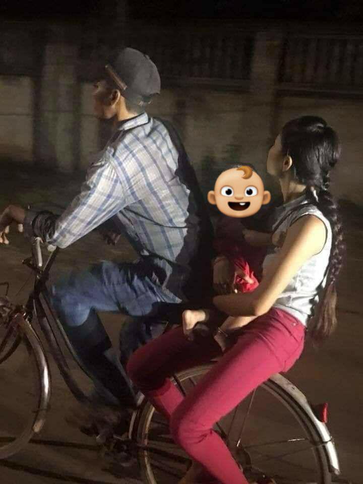 Bức ảnh cả gia đình chở nhau trên chiếc xe đạp cũ khiến dân mạng tranh luận rôm rả: Có hay không hạnh phúc trong cái nghèo?-2