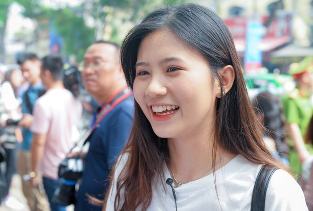 Nữ sinh khiến dân mạng truy tìm sau khi kết thúc buổi thi môn Văn kỳ thi THPT Quốc gia-1