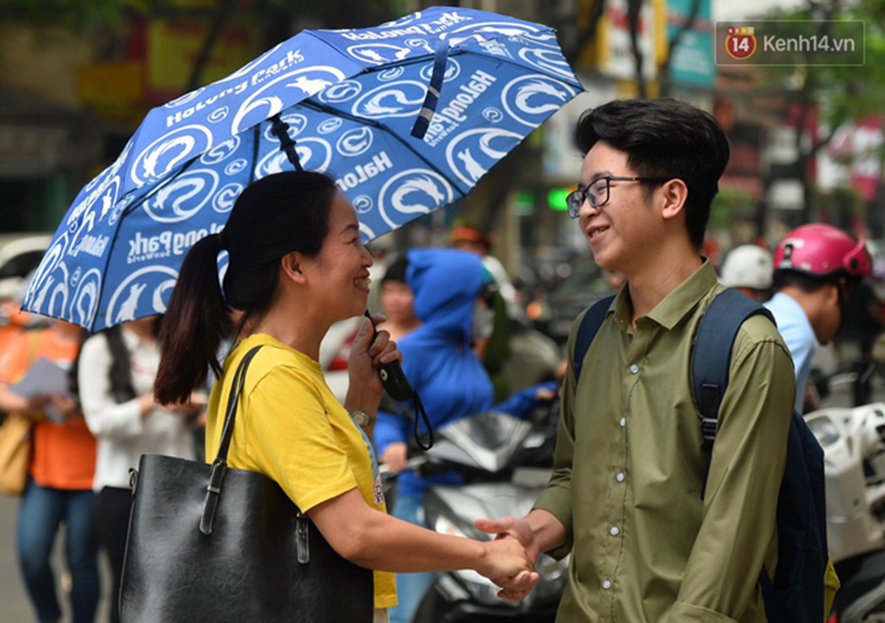 Những nụ hôn vội cha mẹ trao con trước cổng trường thi: Con đã cố gắng hết sức rồi, về nhà ăn cơm với mẹ thôi!-16