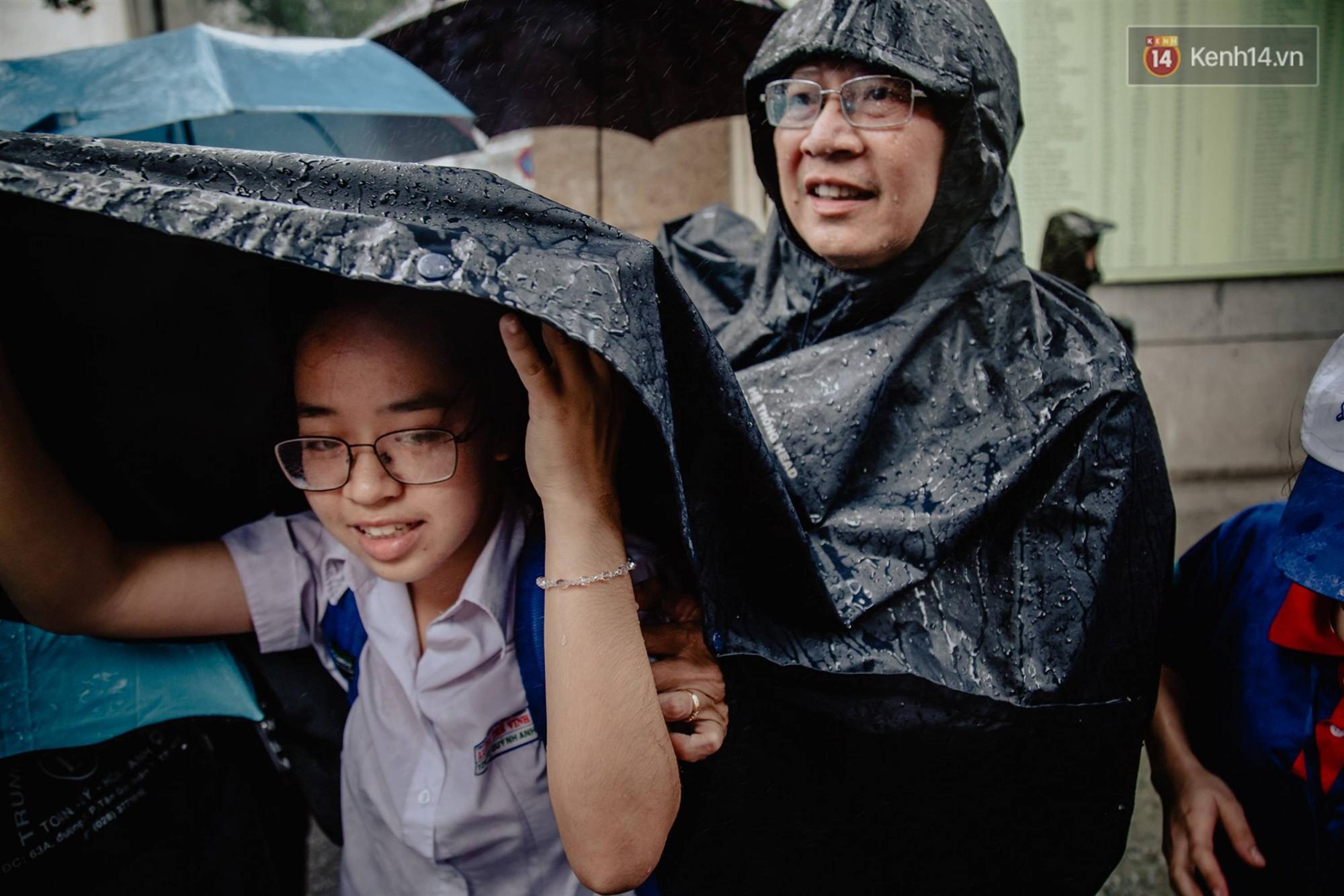 Những nụ hôn vội cha mẹ trao con trước cổng trường thi: Con đã cố gắng hết sức rồi, về nhà ăn cơm với mẹ thôi!-10