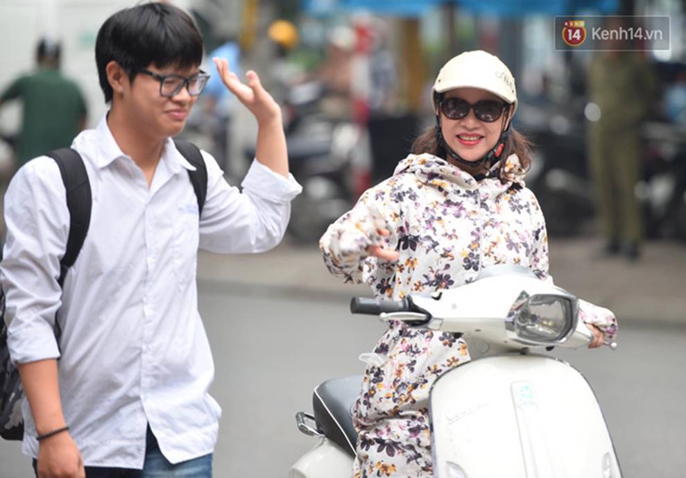 Những nụ hôn vội cha mẹ trao con trước cổng trường thi: Con đã cố gắng hết sức rồi, về nhà ăn cơm với mẹ thôi!-12