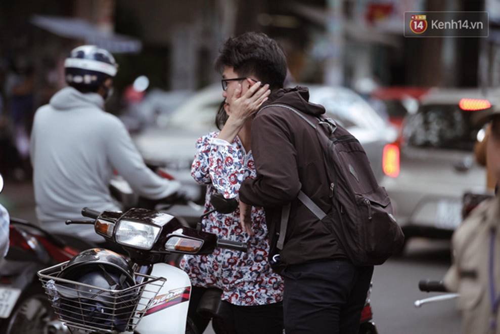 Những nụ hôn vội cha mẹ trao con trước cổng trường thi: Con đã cố gắng hết sức rồi, về nhà ăn cơm với mẹ thôi!-3