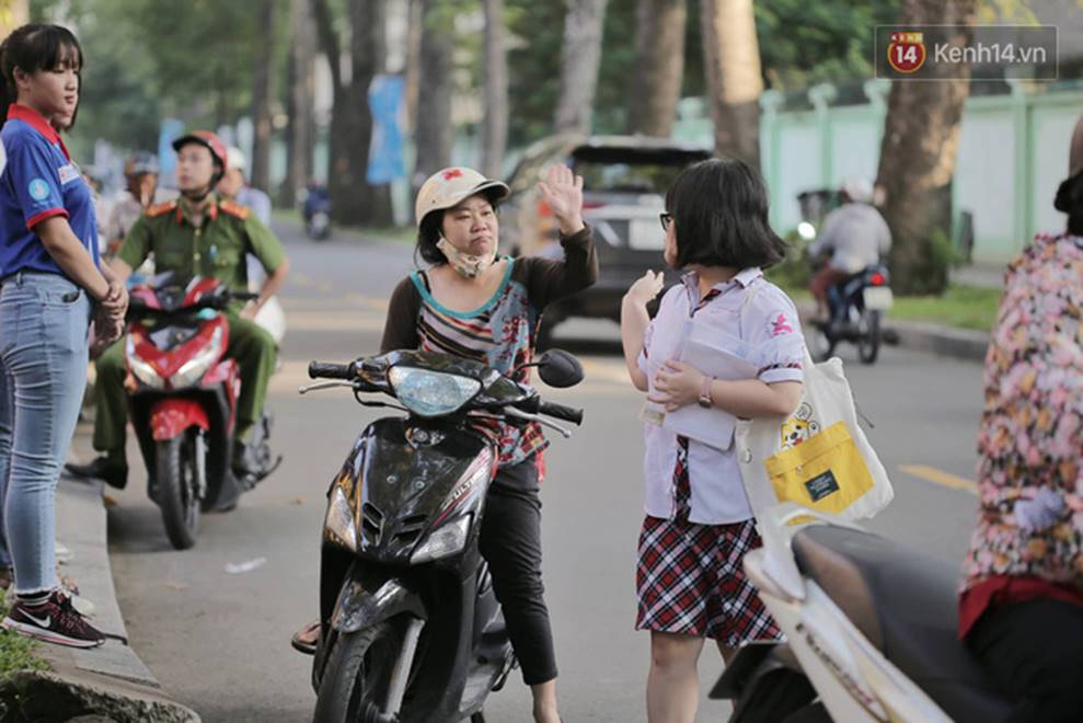 Những nụ hôn vội cha mẹ trao con trước cổng trường thi: Con đã cố gắng hết sức rồi, về nhà ăn cơm với mẹ thôi!-4