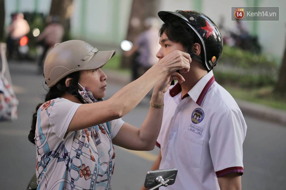 Những nụ hôn vội cha mẹ trao con trước cổng trường thi: Con đã cố gắng hết sức rồi, về nhà ăn cơm với mẹ thôi!-5