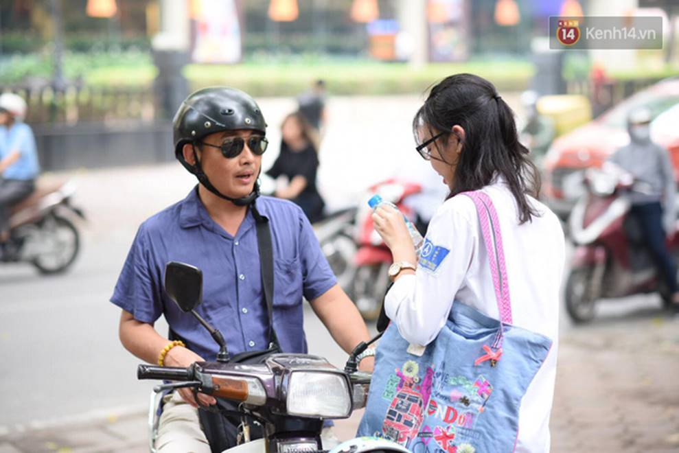 Những nụ hôn vội cha mẹ trao con trước cổng trường thi: Con đã cố gắng hết sức rồi, về nhà ăn cơm với mẹ thôi!-7