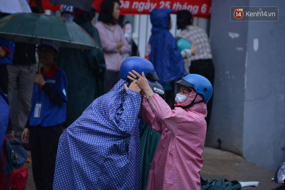 Những nụ hôn vội cha mẹ trao con trước cổng trường thi: Con đã cố gắng hết sức rồi, về nhà ăn cơm với mẹ thôi!-8