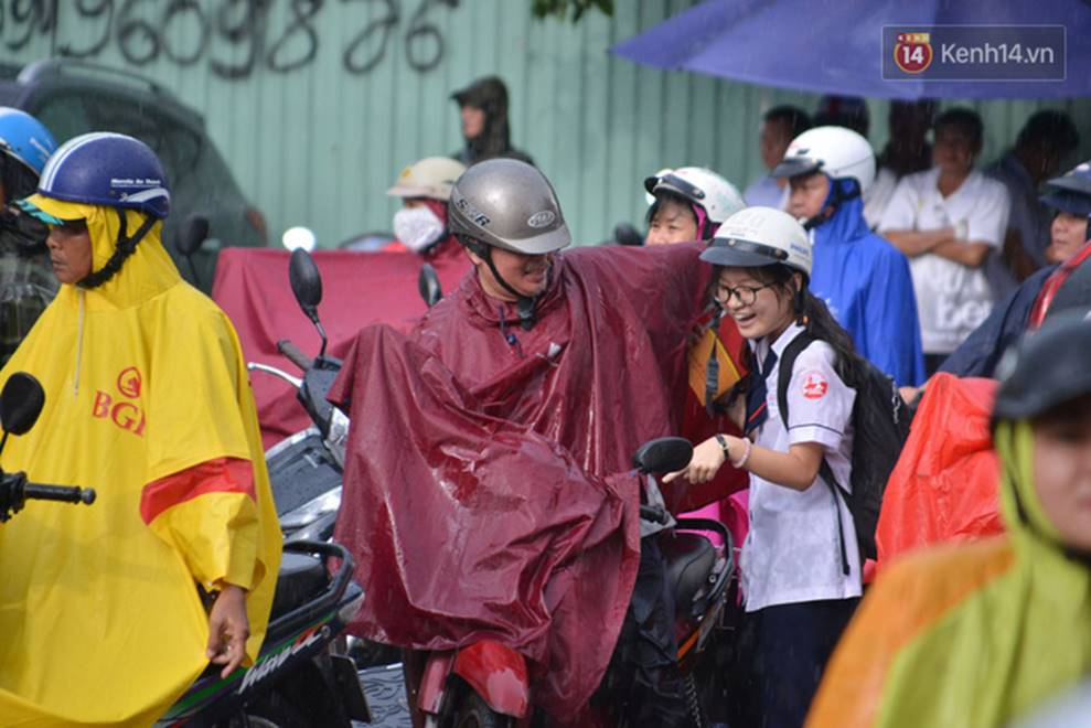 Những nụ hôn vội cha mẹ trao con trước cổng trường thi: Con đã cố gắng hết sức rồi, về nhà ăn cơm với mẹ thôi!-9