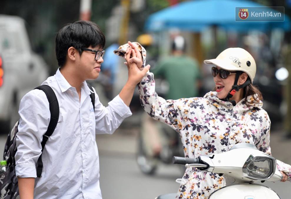 Những nụ hôn vội cha mẹ trao con trước cổng trường thi: Con đã cố gắng hết sức rồi, về nhà ăn cơm với mẹ thôi!-15