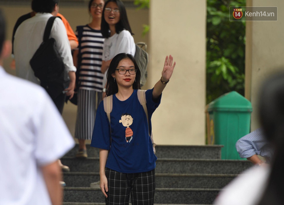 Những nụ hôn vội cha mẹ trao con trước cổng trường thi: Con đã cố gắng hết sức rồi, về nhà ăn cơm với mẹ thôi!-13