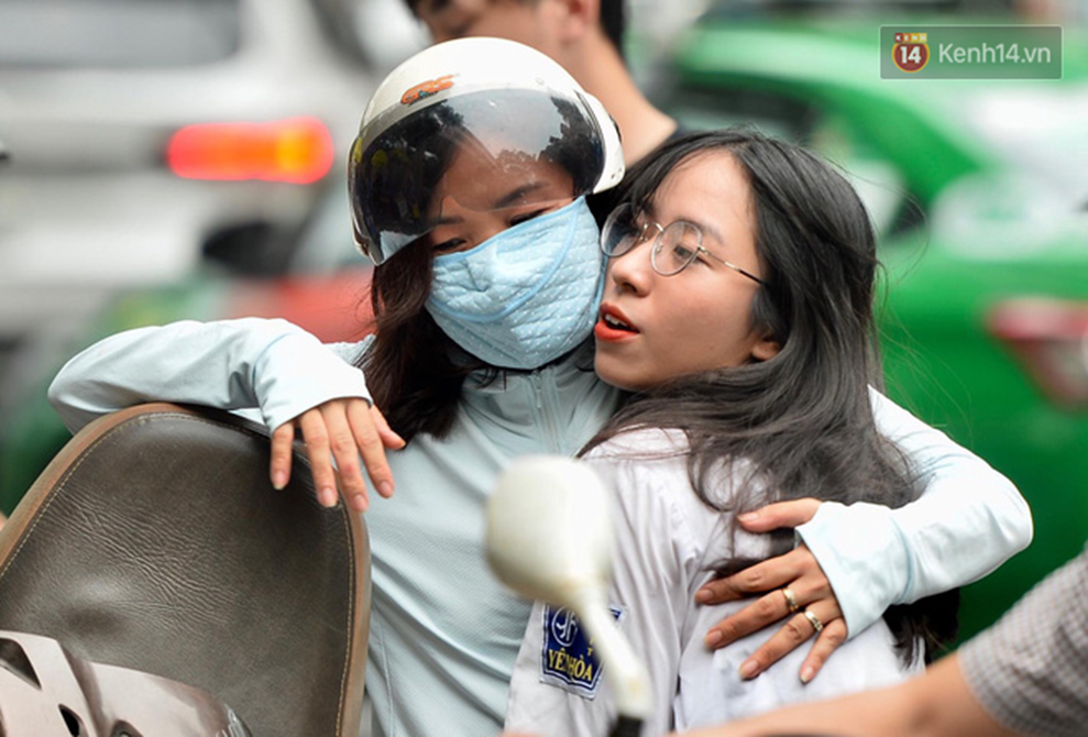 Những nụ hôn vội cha mẹ trao con trước cổng trường thi: Con đã cố gắng hết sức rồi, về nhà ăn cơm với mẹ thôi!-14