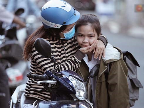 Những nụ hôn vội cha mẹ trao con trước cổng trường thi: Con đã cố gắng hết sức rồi, về nhà ăn cơm với mẹ thôi!