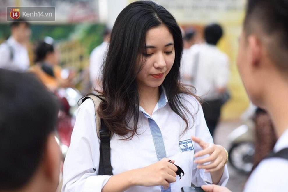 Đặc sản mùa thi: Dàn trai xinh gái đẹp sinh năm 2001 gây náo loạn cổng trường, nhan sắc và thần thái không phải dạng vừa-1