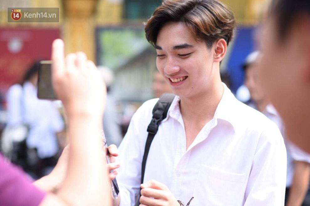 Đặc sản mùa thi: Dàn trai xinh gái đẹp sinh năm 2001 gây náo loạn cổng trường, nhan sắc và thần thái không phải dạng vừa-6