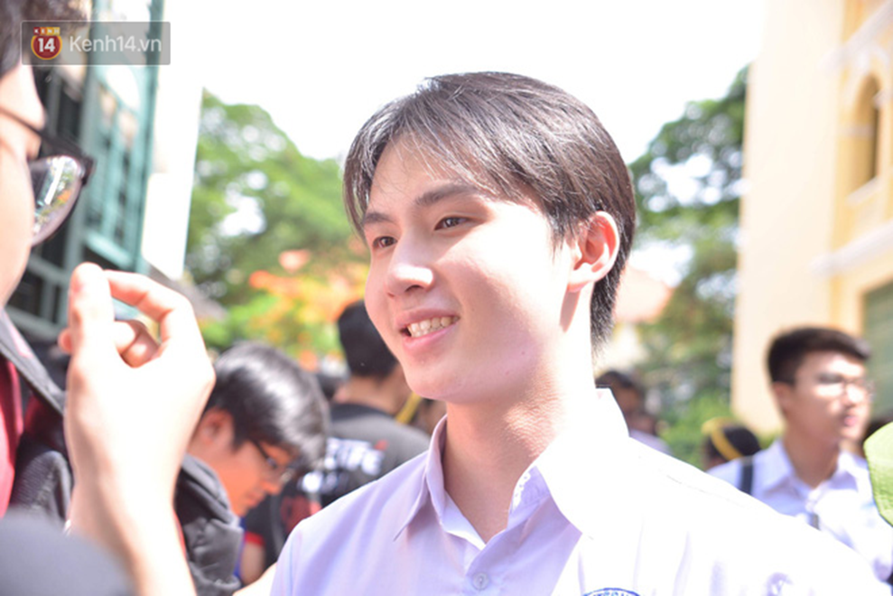 Đặc sản mùa thi: Dàn trai xinh gái đẹp sinh năm 2001 gây náo loạn cổng trường, nhan sắc và thần thái không phải dạng vừa-9