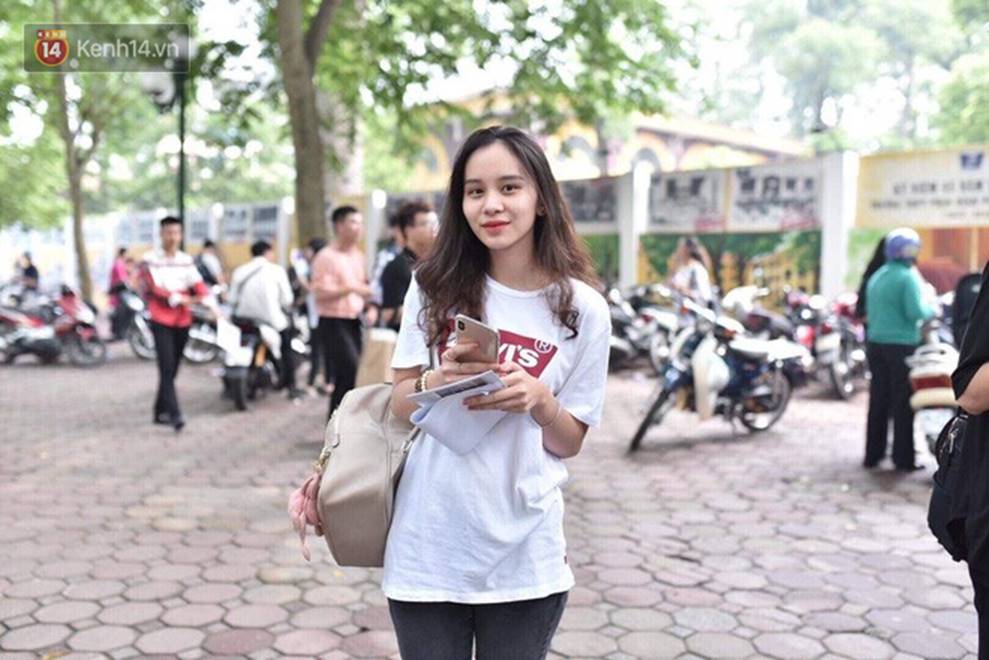 Đặc sản mùa thi: Dàn trai xinh gái đẹp sinh năm 2001 gây náo loạn cổng trường, nhan sắc và thần thái không phải dạng vừa-11