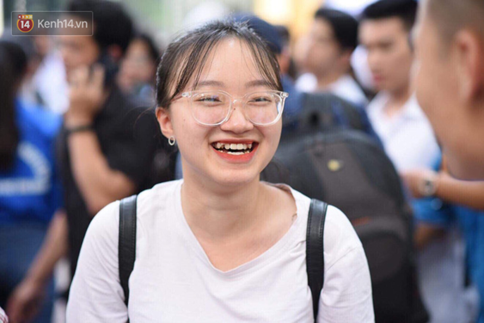 Đặc sản mùa thi: Dàn trai xinh gái đẹp sinh năm 2001 gây náo loạn cổng trường, nhan sắc và thần thái không phải dạng vừa-12