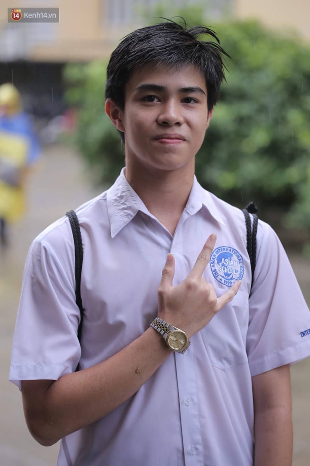 Đặc sản mùa thi: Dàn trai xinh gái đẹp sinh năm 2001 gây náo loạn cổng trường, nhan sắc và thần thái không phải dạng vừa-13