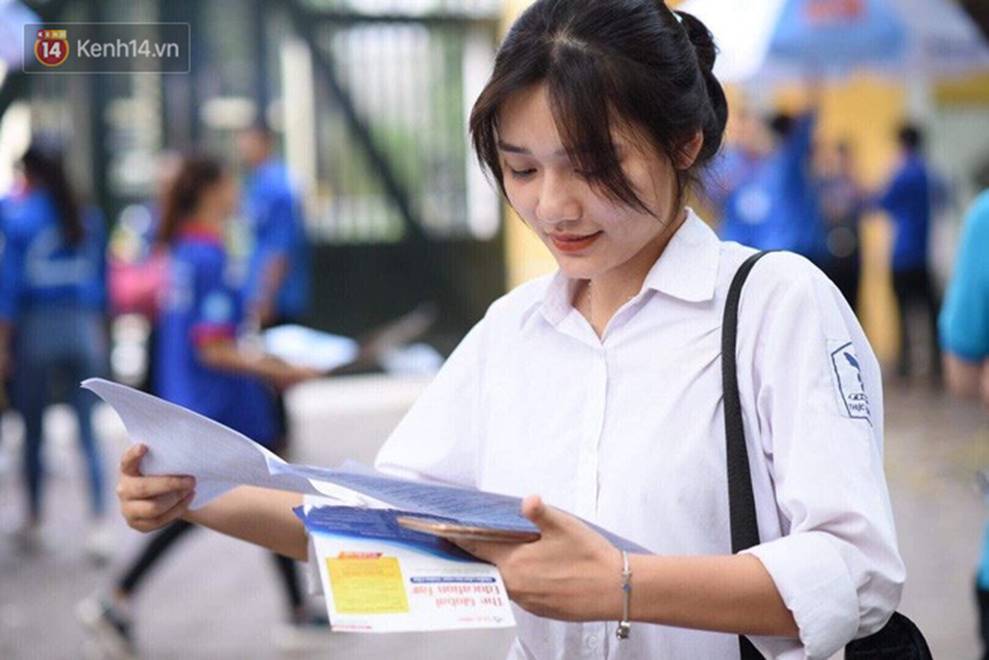 Đặc sản mùa thi: Dàn trai xinh gái đẹp sinh năm 2001 gây náo loạn cổng trường, nhan sắc và thần thái không phải dạng vừa-14