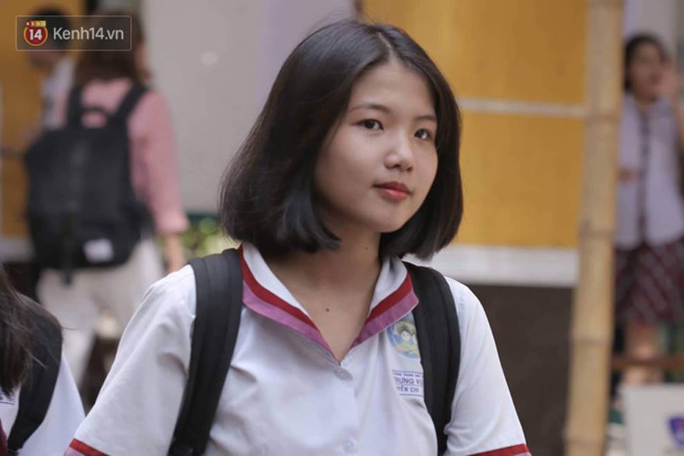 Đặc sản mùa thi: Dàn trai xinh gái đẹp sinh năm 2001 gây náo loạn cổng trường, nhan sắc và thần thái không phải dạng vừa-16