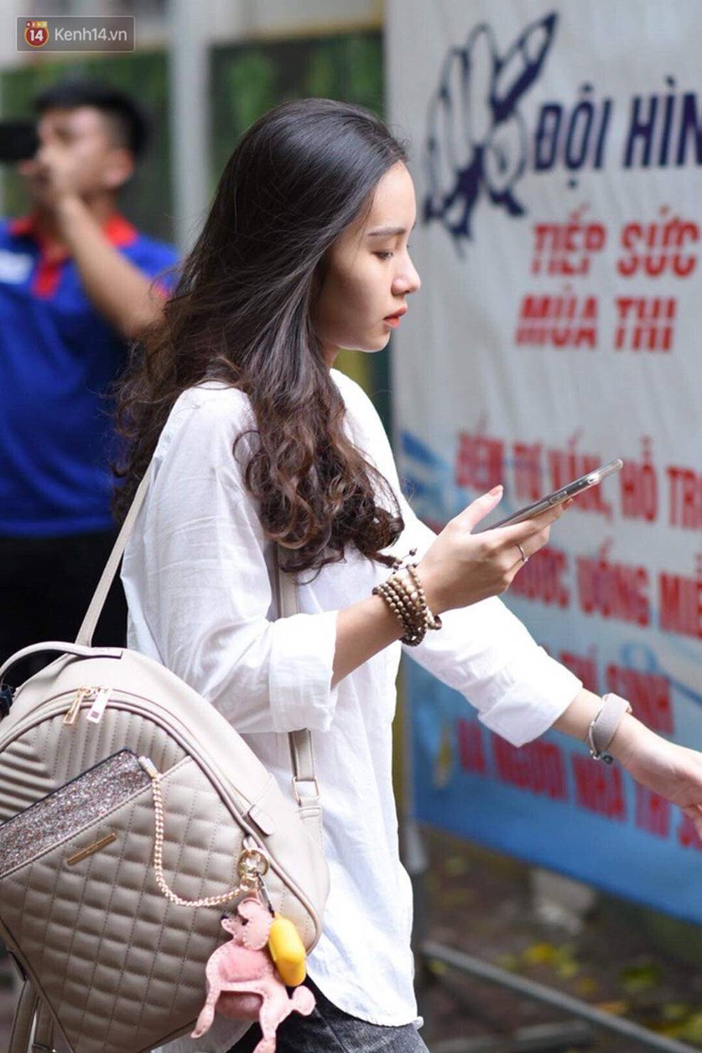 Đặc sản mùa thi: Dàn trai xinh gái đẹp sinh năm 2001 gây náo loạn cổng trường, nhan sắc và thần thái không phải dạng vừa-17