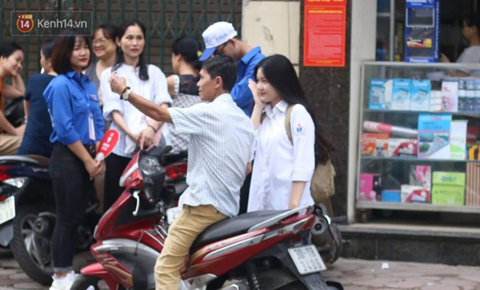 Đặc sản mùa thi: Dàn trai xinh gái đẹp sinh năm 2001 gây náo loạn cổng trường, nhan sắc và thần thái không phải dạng vừa-19