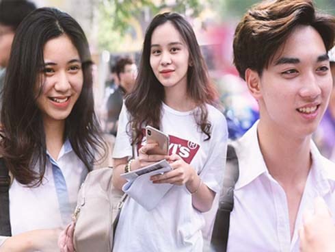 Đặc sản mùa thi: Dàn trai xinh gái đẹp sinh năm 2001 gây náo loạn cổng trường, nhan sắc và thần thái không phải dạng vừa