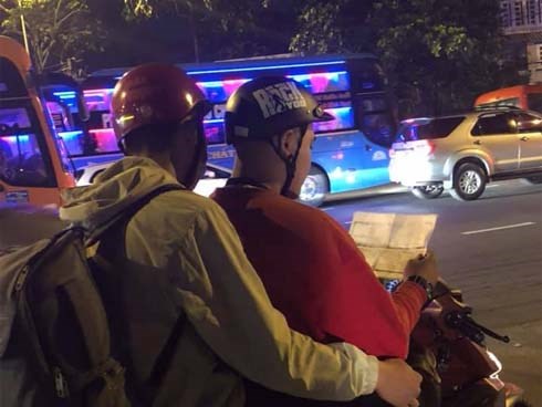 Lo lắng quá mức không ngủ được lại sợ muộn, hai nam sinh rủ nhau đi thi từ lúc... 4h sáng