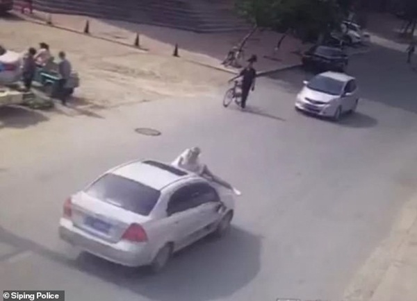 Thấy vợ ngồi trong xe ô tô với trai lạ, người đàn ông điên cuồng đánh ghen bất chấp nguy hiểm tính mạng của chính mình-2