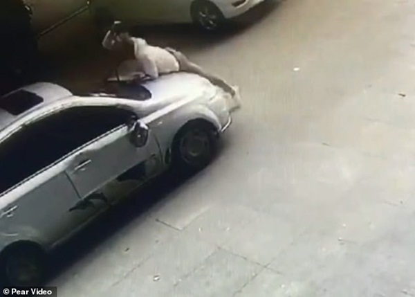 Thấy vợ ngồi trong xe ô tô với trai lạ, người đàn ông điên cuồng đánh ghen bất chấp nguy hiểm tính mạng của chính mình-3