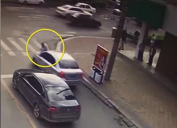 Thấy vợ ngồi trong xe ô tô với trai lạ, người đàn ông điên cuồng đánh ghen bất chấp nguy hiểm tính mạng của chính mình-4