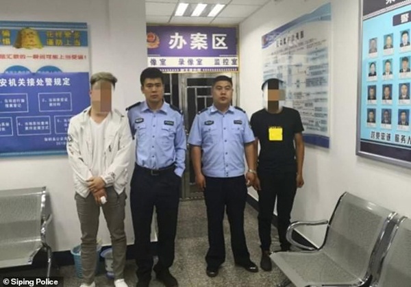 Thấy vợ ngồi trong xe ô tô với trai lạ, người đàn ông điên cuồng đánh ghen bất chấp nguy hiểm tính mạng của chính mình-6