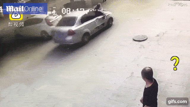 Thấy vợ ngồi trong xe ô tô với trai lạ, người đàn ông điên cuồng đánh ghen bất chấp nguy hiểm tính mạng của chính mình-1