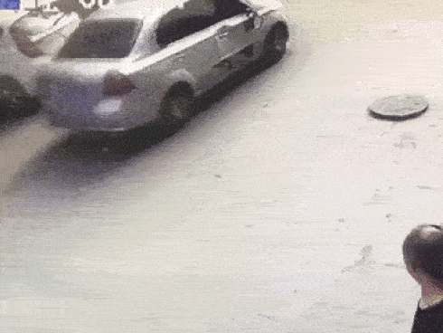 Cảnh tượng khiến người đi đường run rẩy: Tài xế cho con nhỏ đu bám trên nóc xe, lao vun vút trên đường và cái kết đáng đời-5