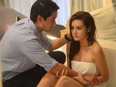 Đêm tân hôn, vừa nhìn thấy dấu vết quen thuộc trên tấm lưng trần của vợ, chồng hoảng loạn bỏ chạy khỏi phòng-3