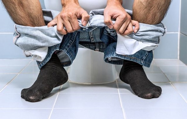 4 sai lầm khi đi vệ sinh nhiều người mắc, có thể gây đột tử bất cứ lúc nào-2