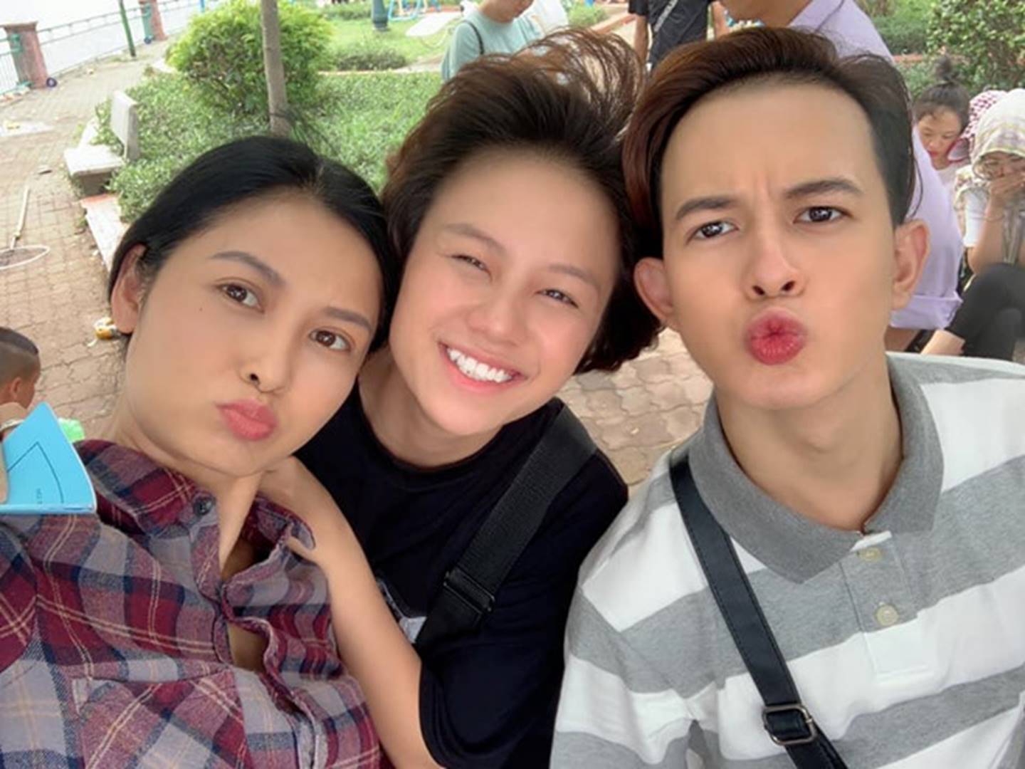 Nhan sắc trẻ trung của cô Hạnh bán hoa trong Về nhà đi con-2