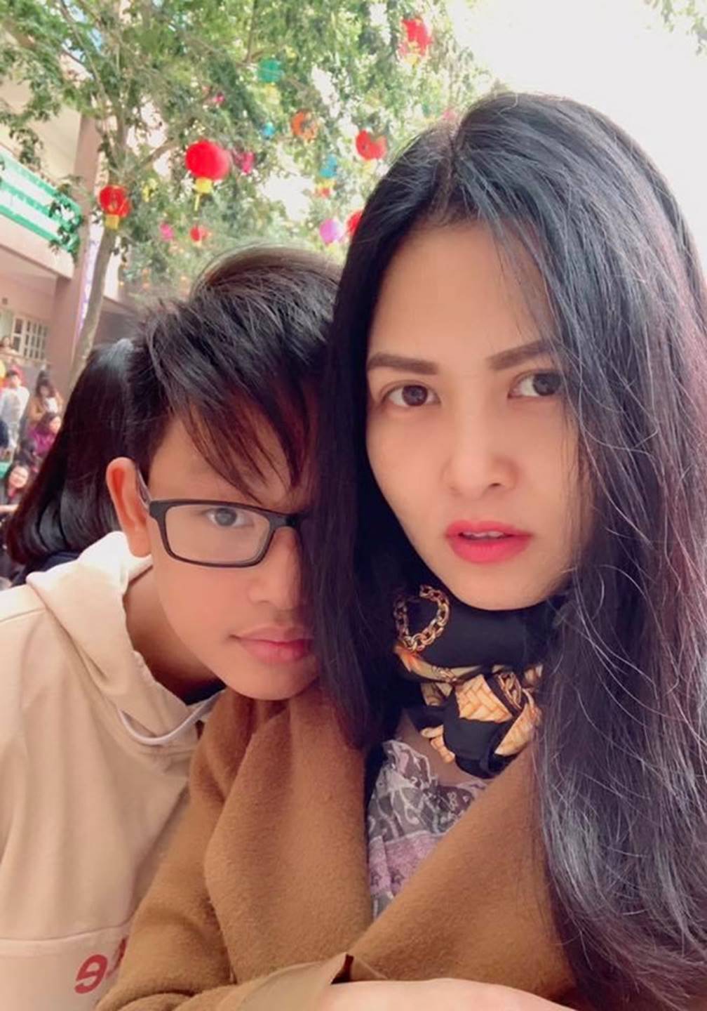 Nhan sắc trẻ trung của cô Hạnh bán hoa trong Về nhà đi con-3