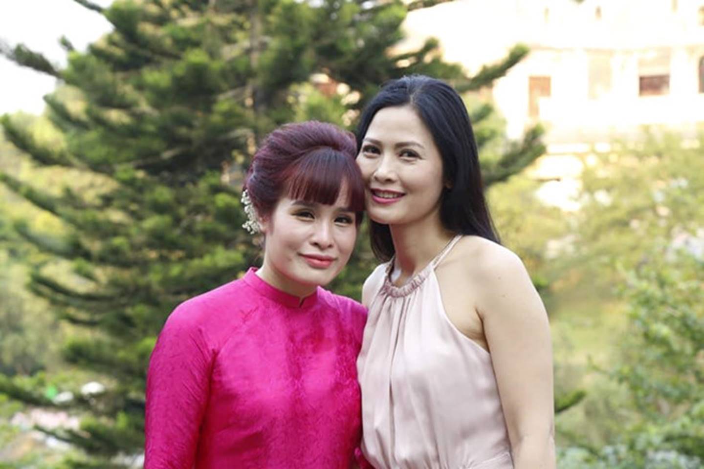 Nhan sắc trẻ trung của cô Hạnh bán hoa trong Về nhà đi con-7